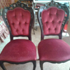 Zwei historische Stühle