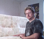 Der Raumausstatter Uwe Pfennig mit einem seiner Möbel